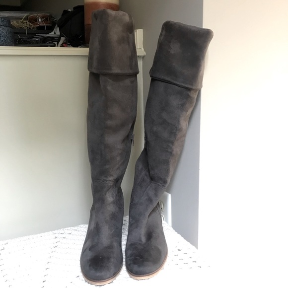 Shoes - Like New Knee High Gray Suede boots 👢👢